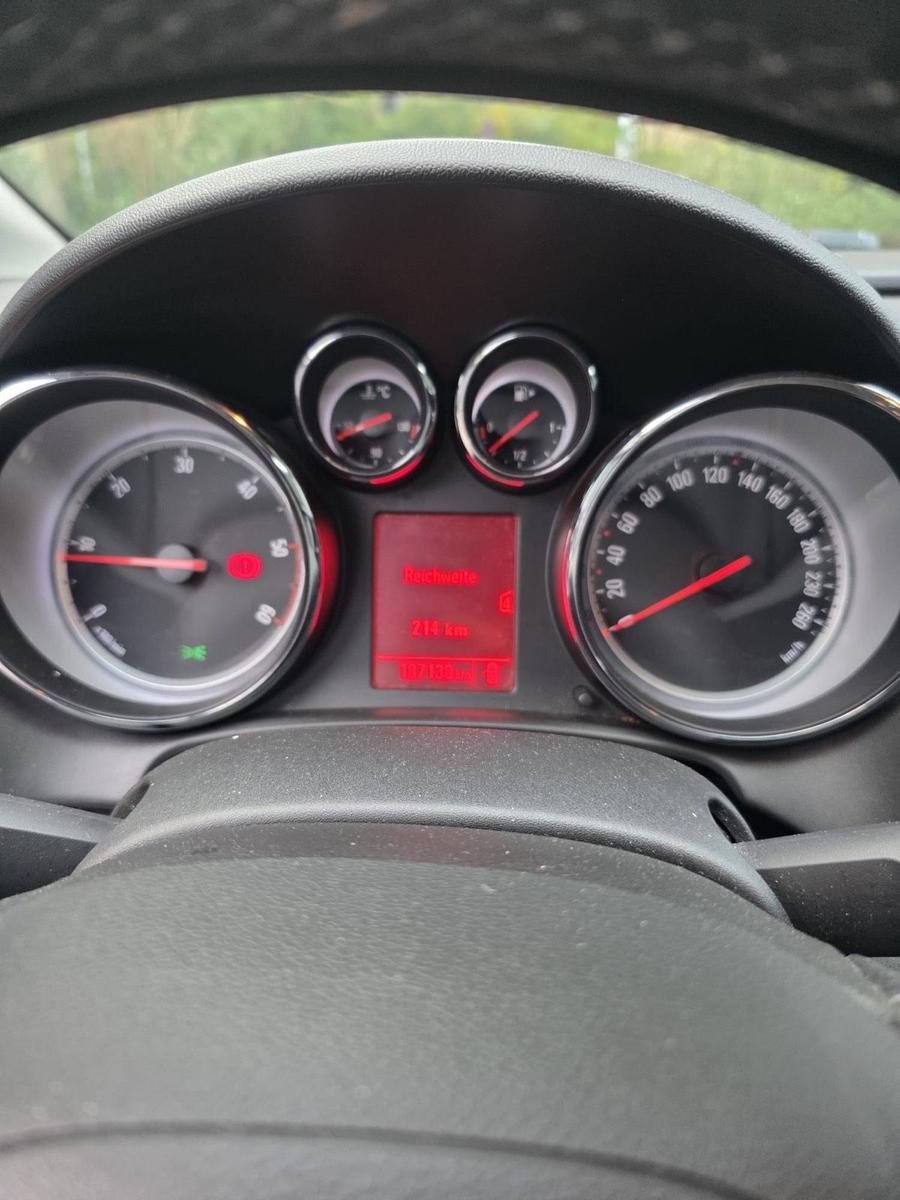 Opel Astra 2013 — photo 11