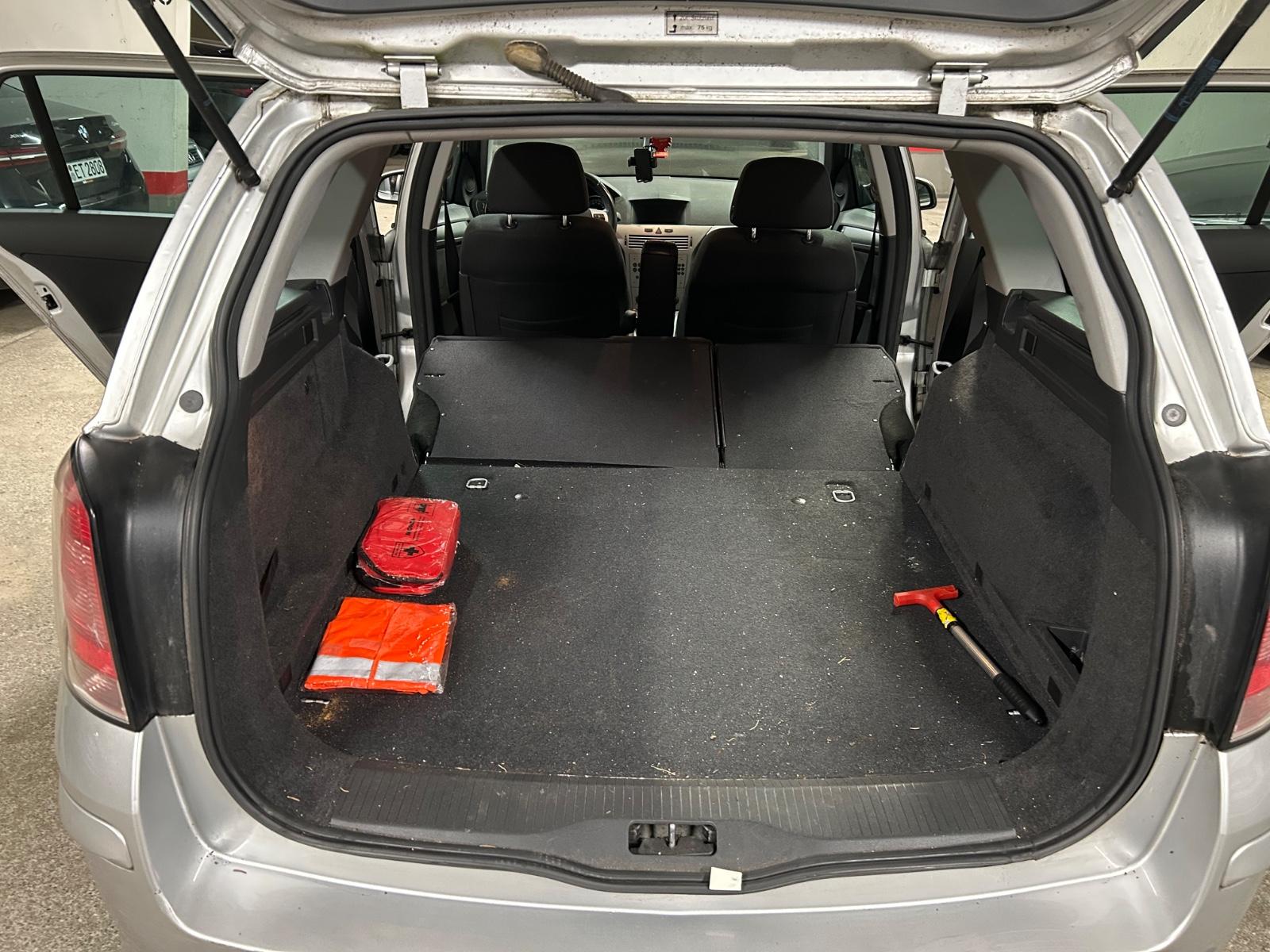 Opel Astra 2009 — photo 13
