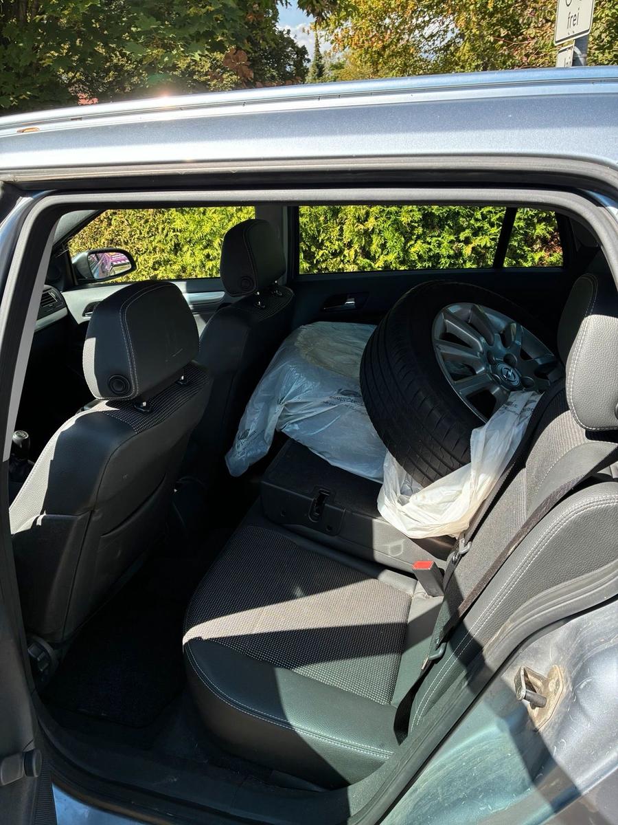 Opel Astra 2010 — photo 8