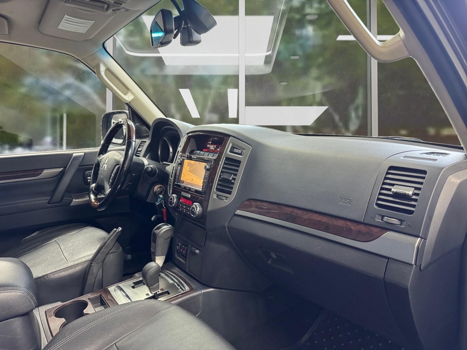 Mitsubishi Pajero 3.2 DI-D 200 ch BVA 4x4 / 7 places / Toit ouvrant / Cuir / Caméra de recul