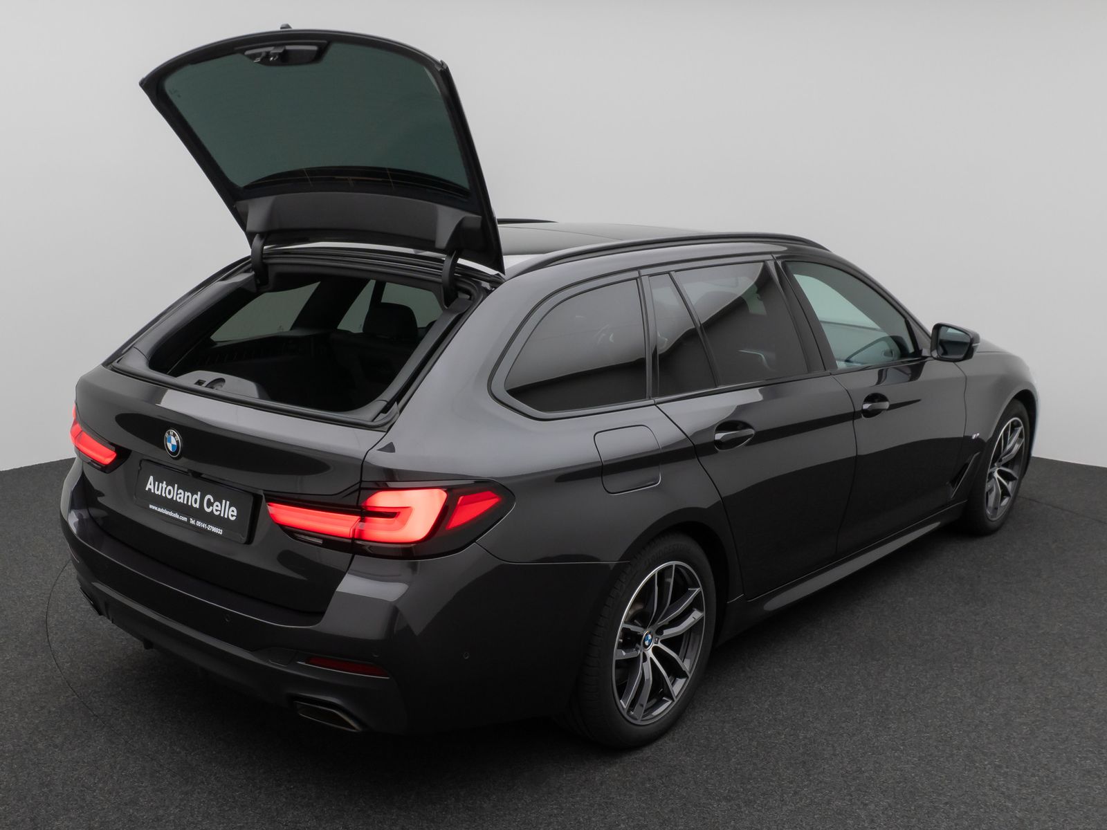 Fahrzeugabbildung BMW 520d xD M Sport Panorama Kamera DAB AHK Alarm