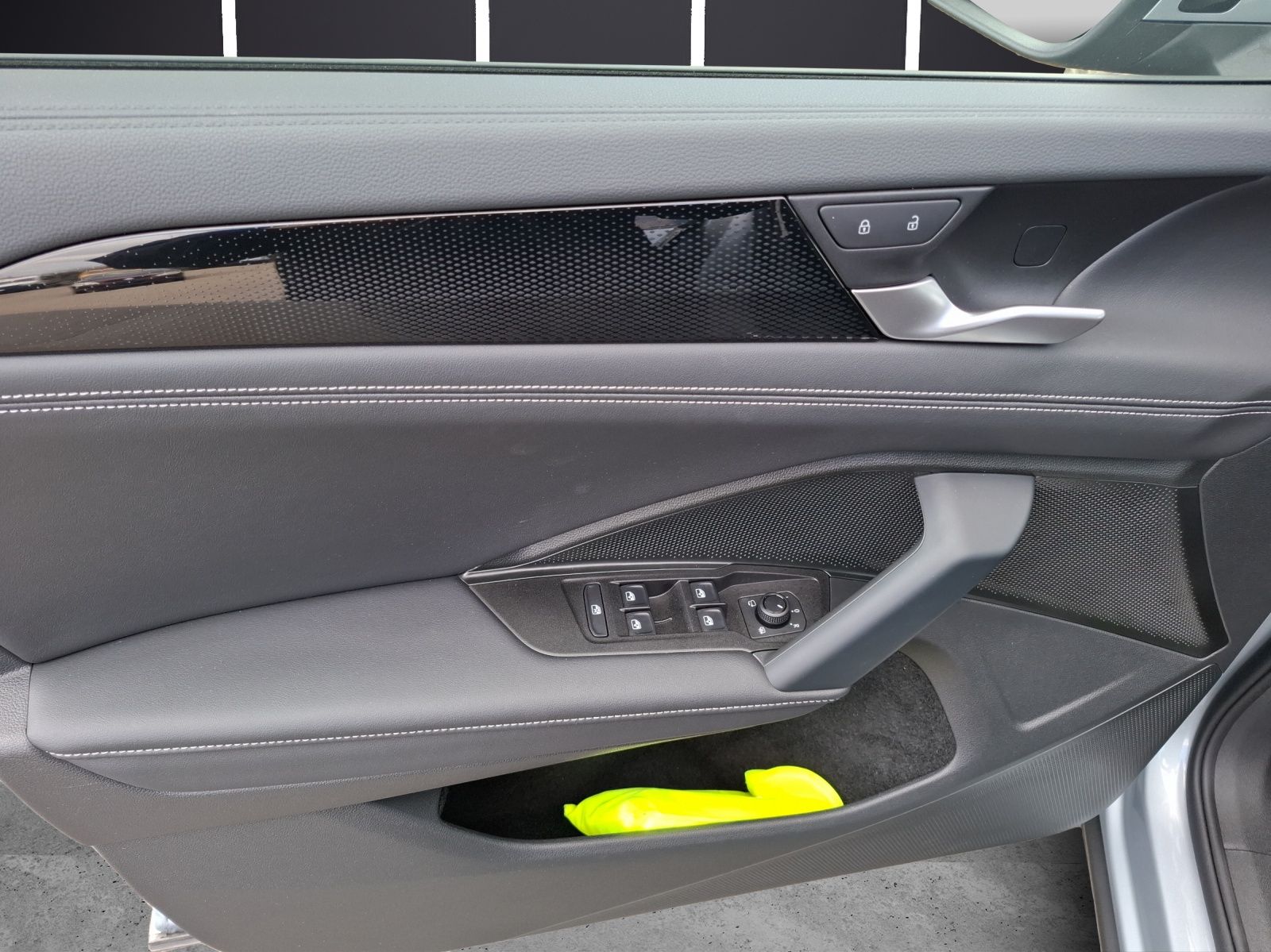 Fahrzeugabbildung Volkswagen Tayron eTSI Life LED AHK Navi AID ACC RFK SH