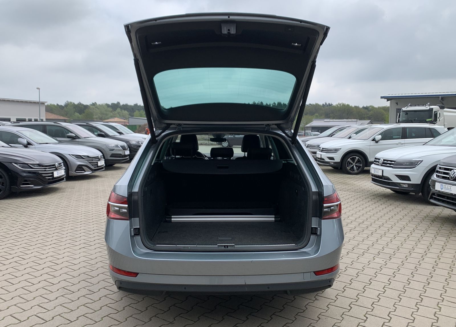 Fahrzeugabbildung SKODA Superb 2.0 TDI*AHK*Alcantara*360°Cam*STHZ*CANTON