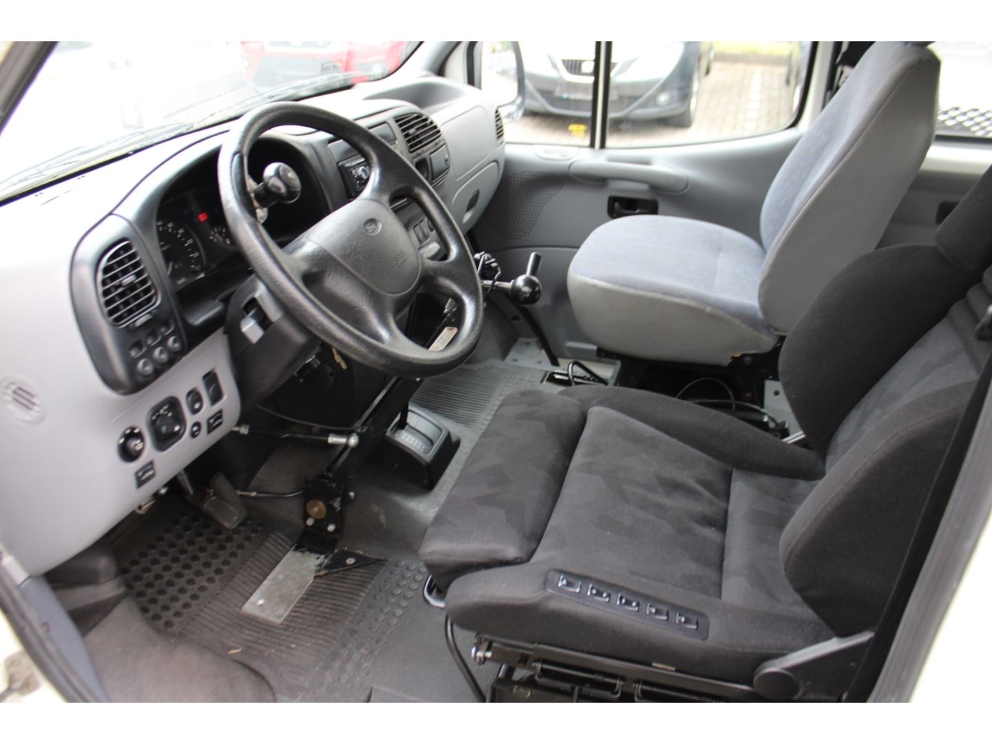 Fahrzeugabbildung Ford Transit Kombi 2.5 FT 100 Behindertengerecht Roll