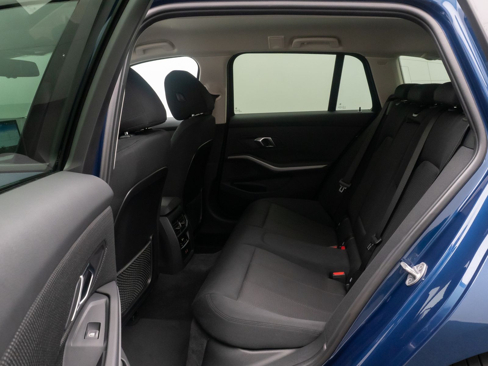 Fahrzeugabbildung BMW 320e HUD Alarm DAB Kamera GeschwindigReg Widscre