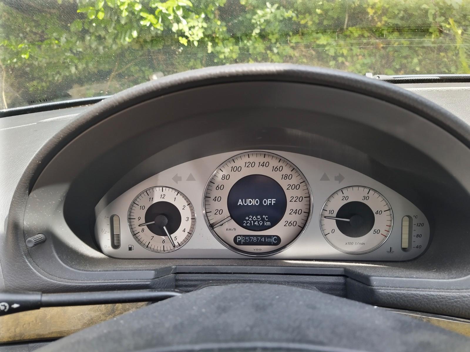 Mercedes-Benz E220 2004 — photo 14