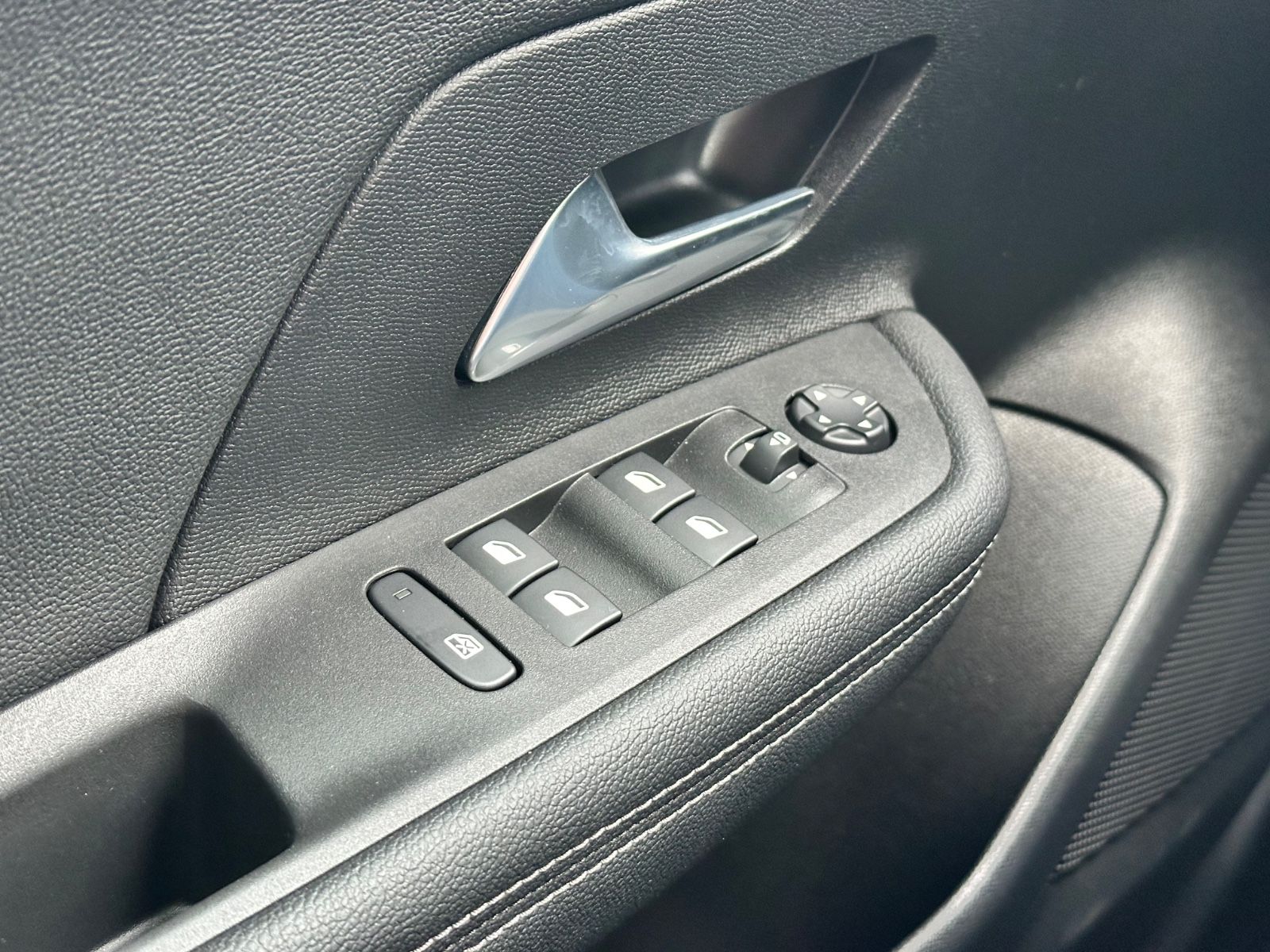Fahrzeugabbildung Opel Mokka Hybrid Ultimate Navi*Sitzh.*Kamera*Keyless