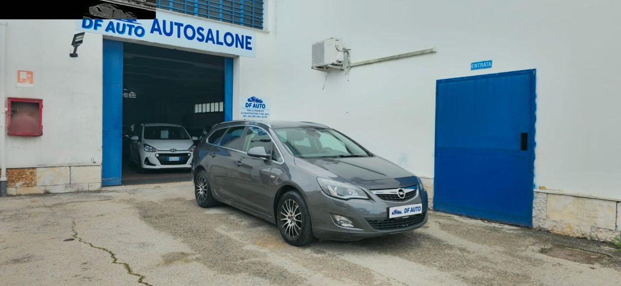 Opel Astra 2011 — вигляд ззаду
