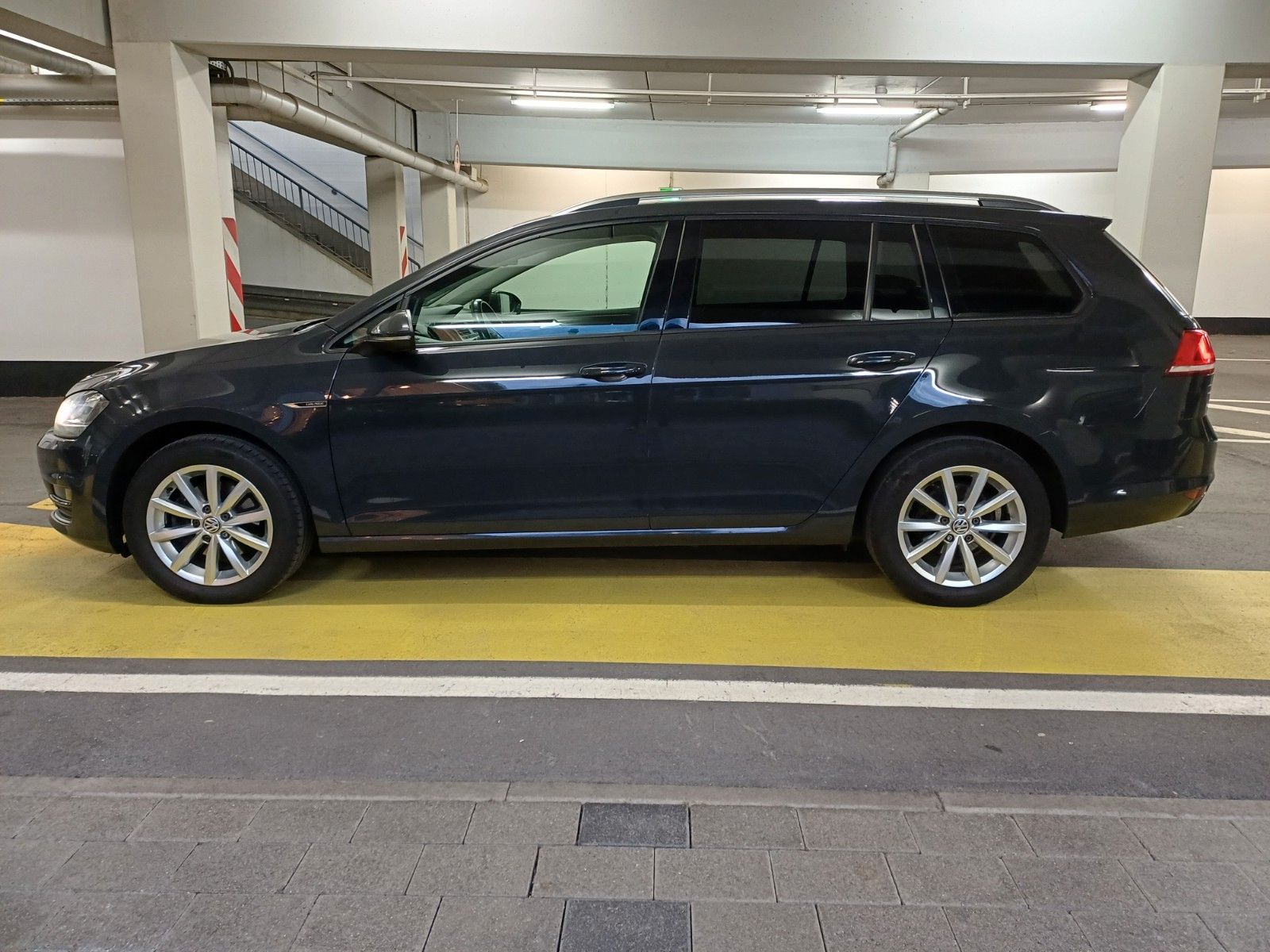 Volkswagen Golf - 1