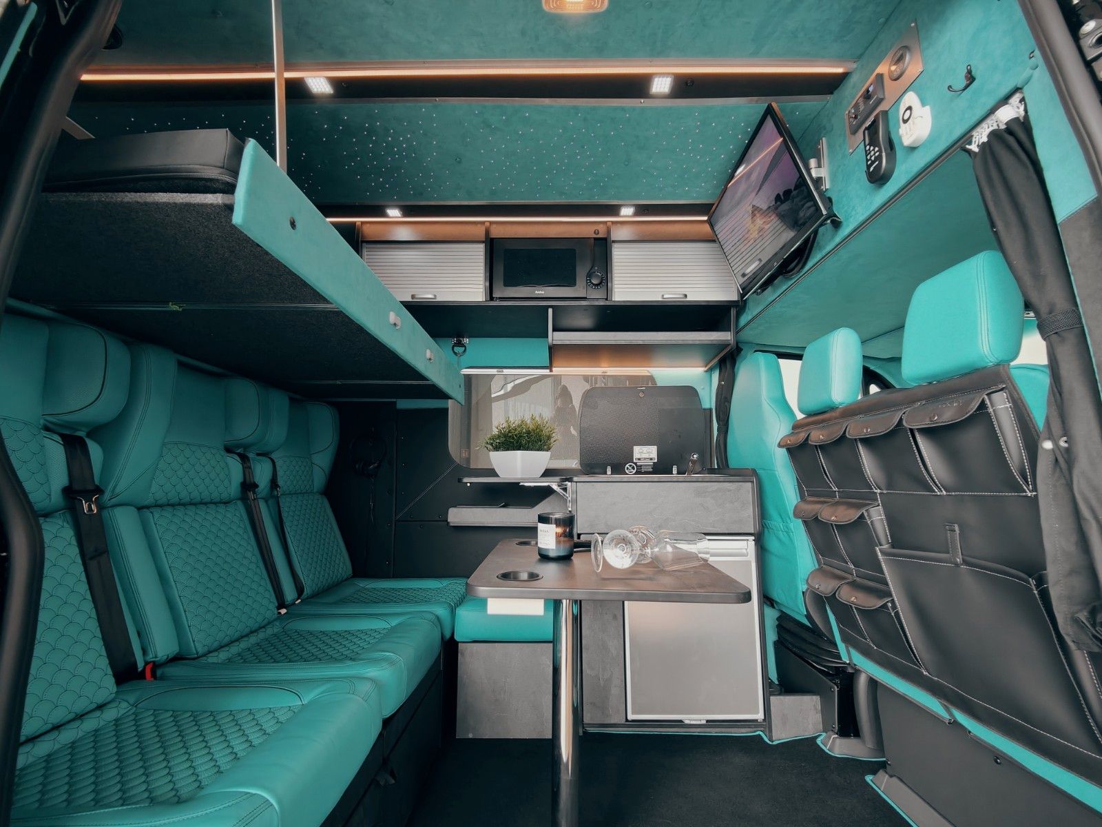 Fahrzeugabbildung Mercedes-Benz X-CROSSVAN 4x4² XXL - #1OFF
