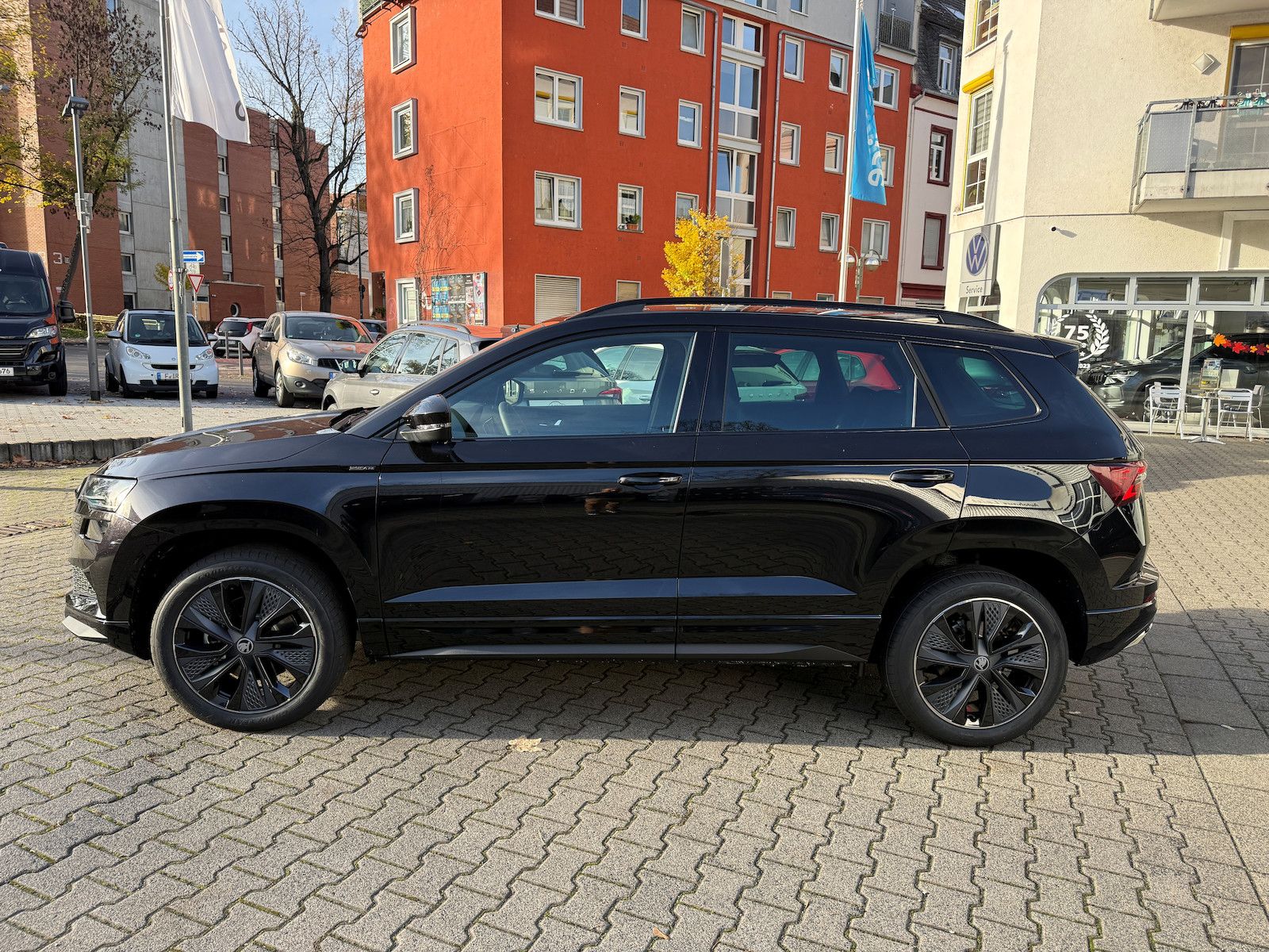 Skoda Karoq Sportline 1.5TSI 5.J Garantie AHK imagem 3
