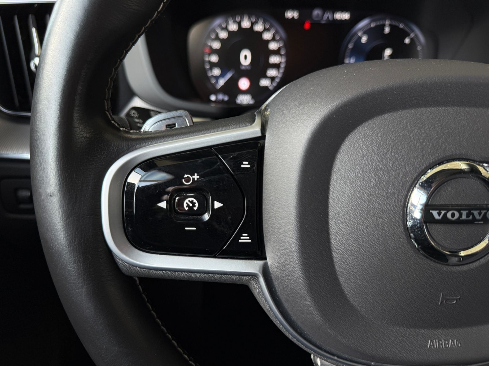 Fahrzeugabbildung Volvo XC60 R Design AHK H/K KAM LED