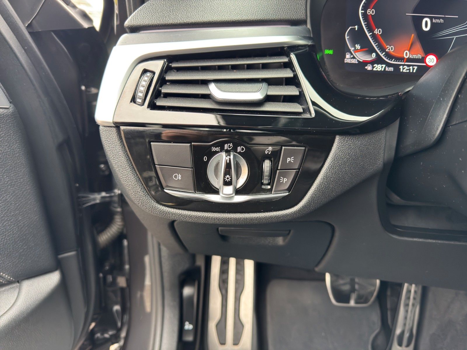 Fahrzeugabbildung BMW 530D TOURING XDRIVE M SPORT HUD H&K PANO LASER