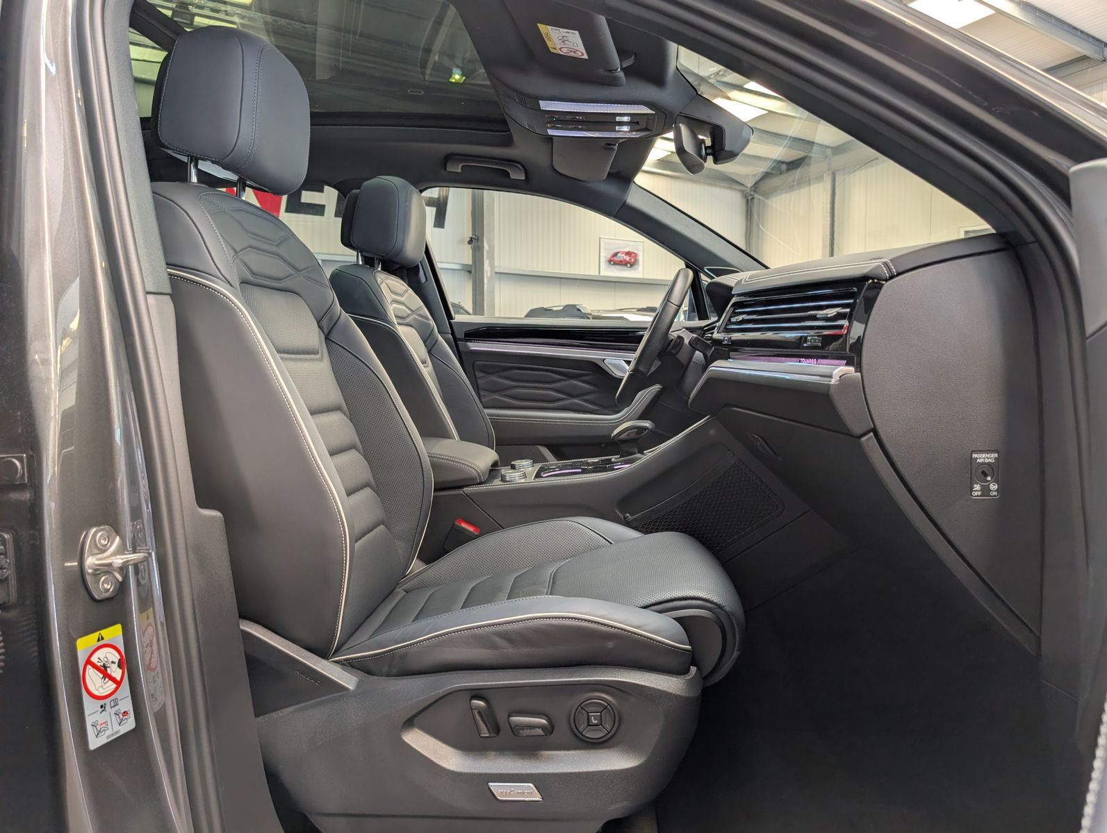 Fahrzeugabbildung Volkswagen Touareg 3.0TDI 4M R-Line VOLL Black 22" UPE 114T