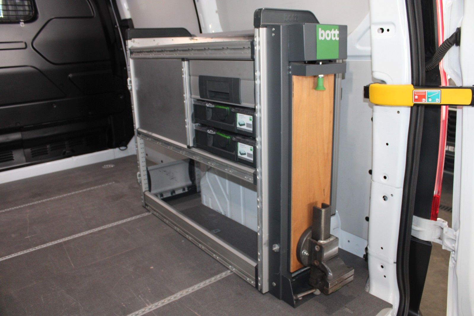 Fahrzeugabbildung Ford Transit Custom TRAIL AHK Bott Einrichtung Leder