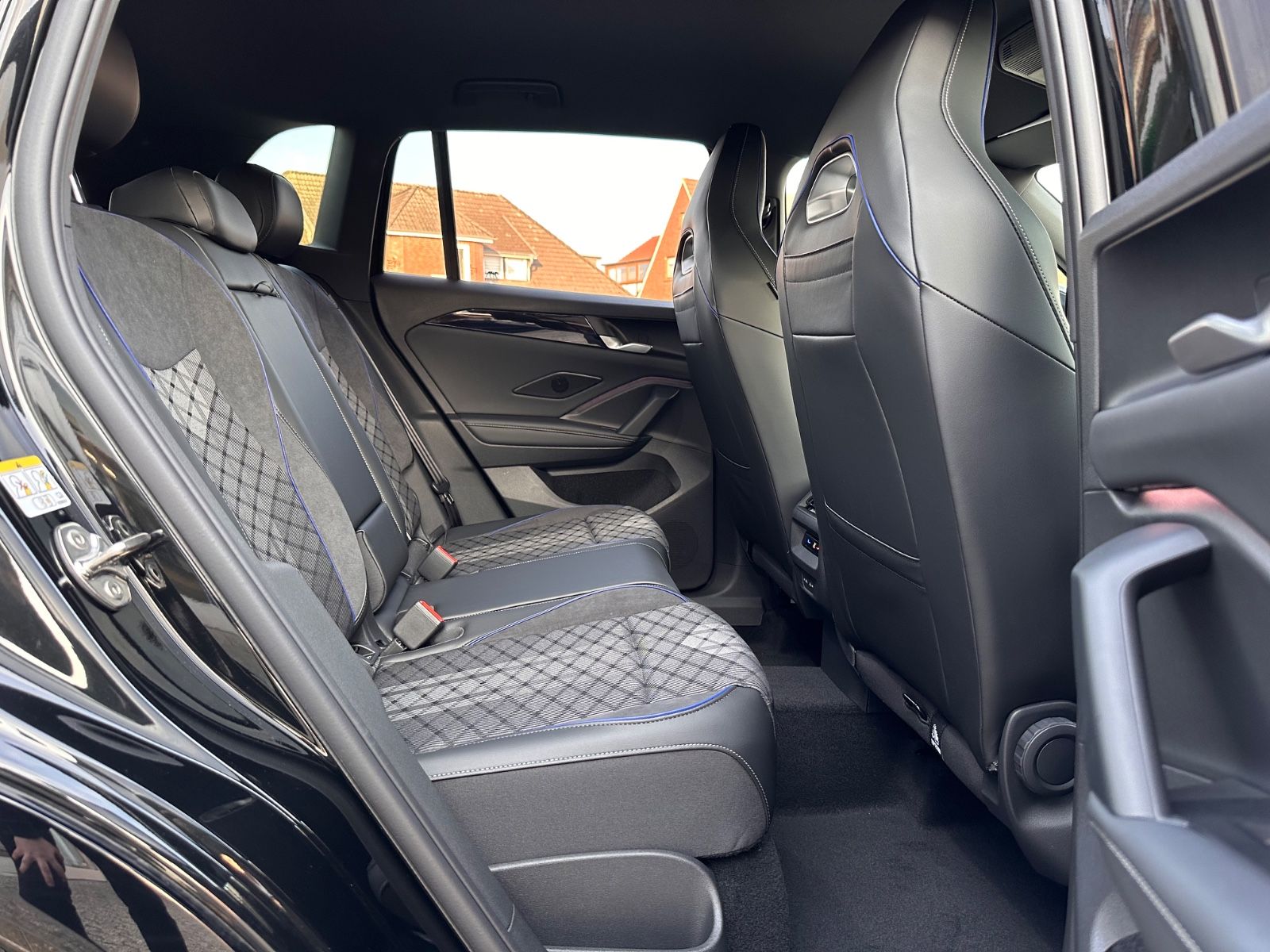 Fahrzeugabbildung Volkswagen Tiguan R-Line 1.5 eTSI AHK/Matrix/Navi/APP/ACC