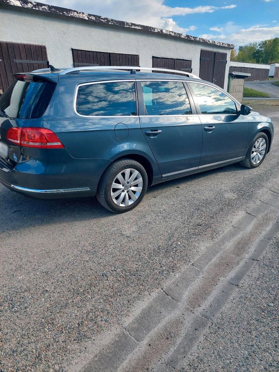 Volkswagen Passat 2012 — interior