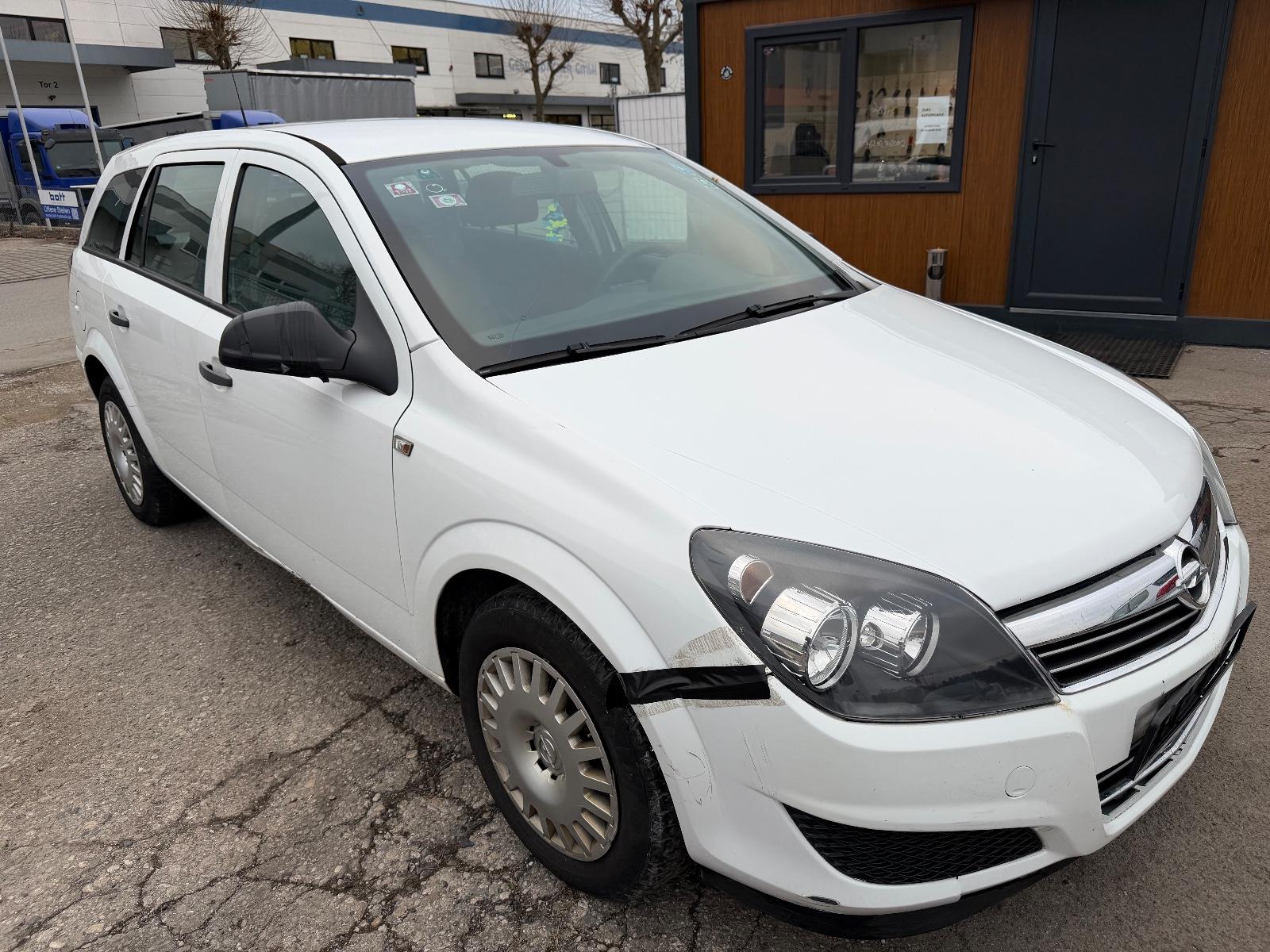 Opel Astra 2009 — салон