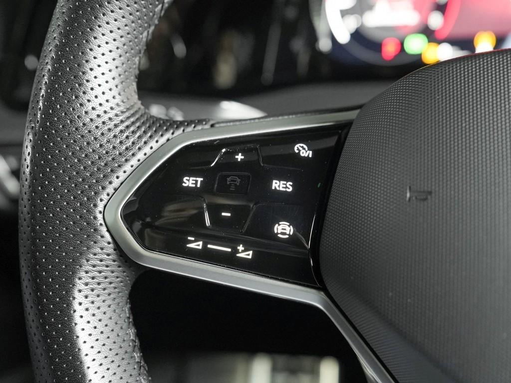 Volkswagen Golf VIII 1,5 eTSI R-Line DSG,AHK,Kamera,LED,ALU, миниатюра 16