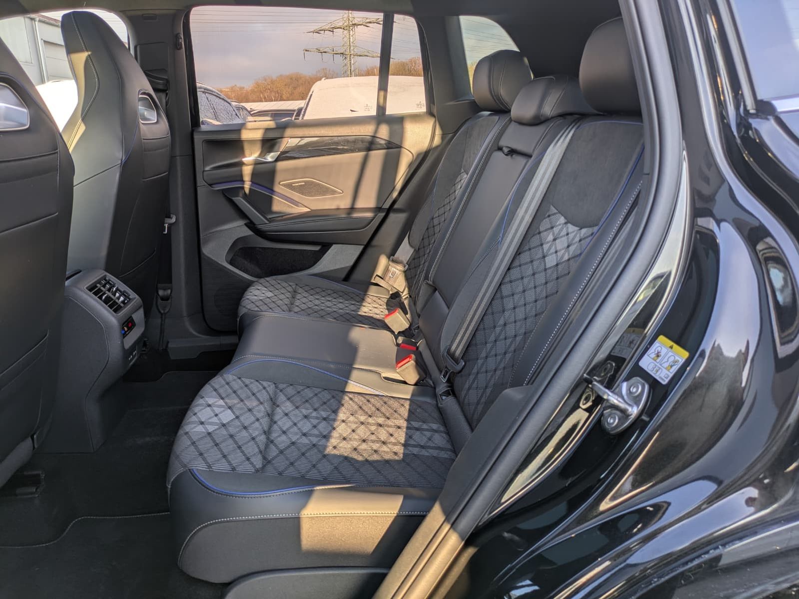 Fahrzeugabbildung Volkswagen Tiguan 2.0 TDI 4M R-Line PANO*H&K*AHK*MATRIX*20"