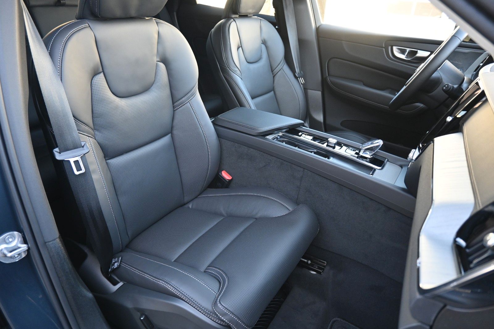 Fahrzeugabbildung Volvo XC60 B5 B AWD Ultra Dark*PANO*360°*LUFT*ACC*AHK