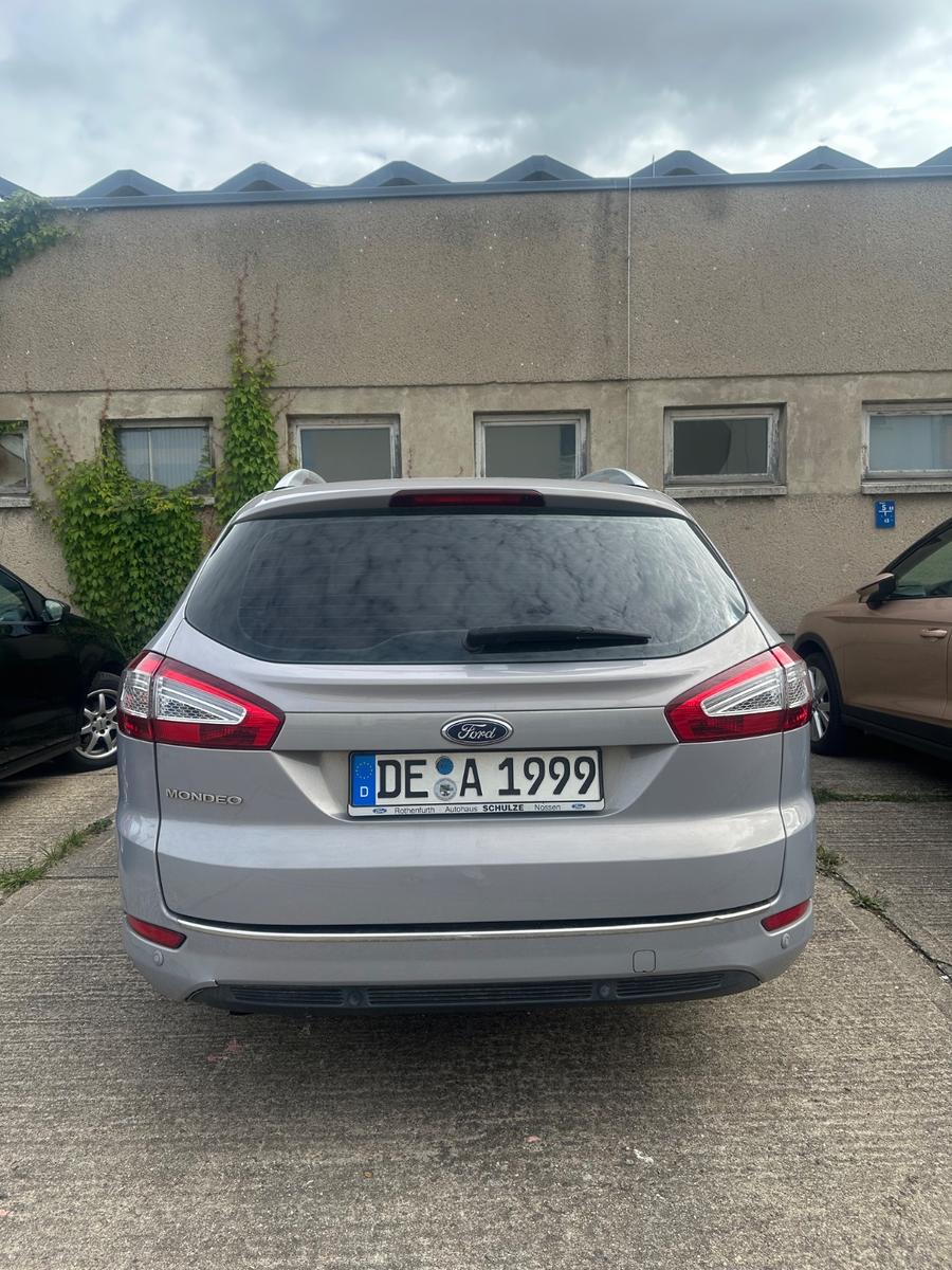 Ford Mondeo 2011 — салон