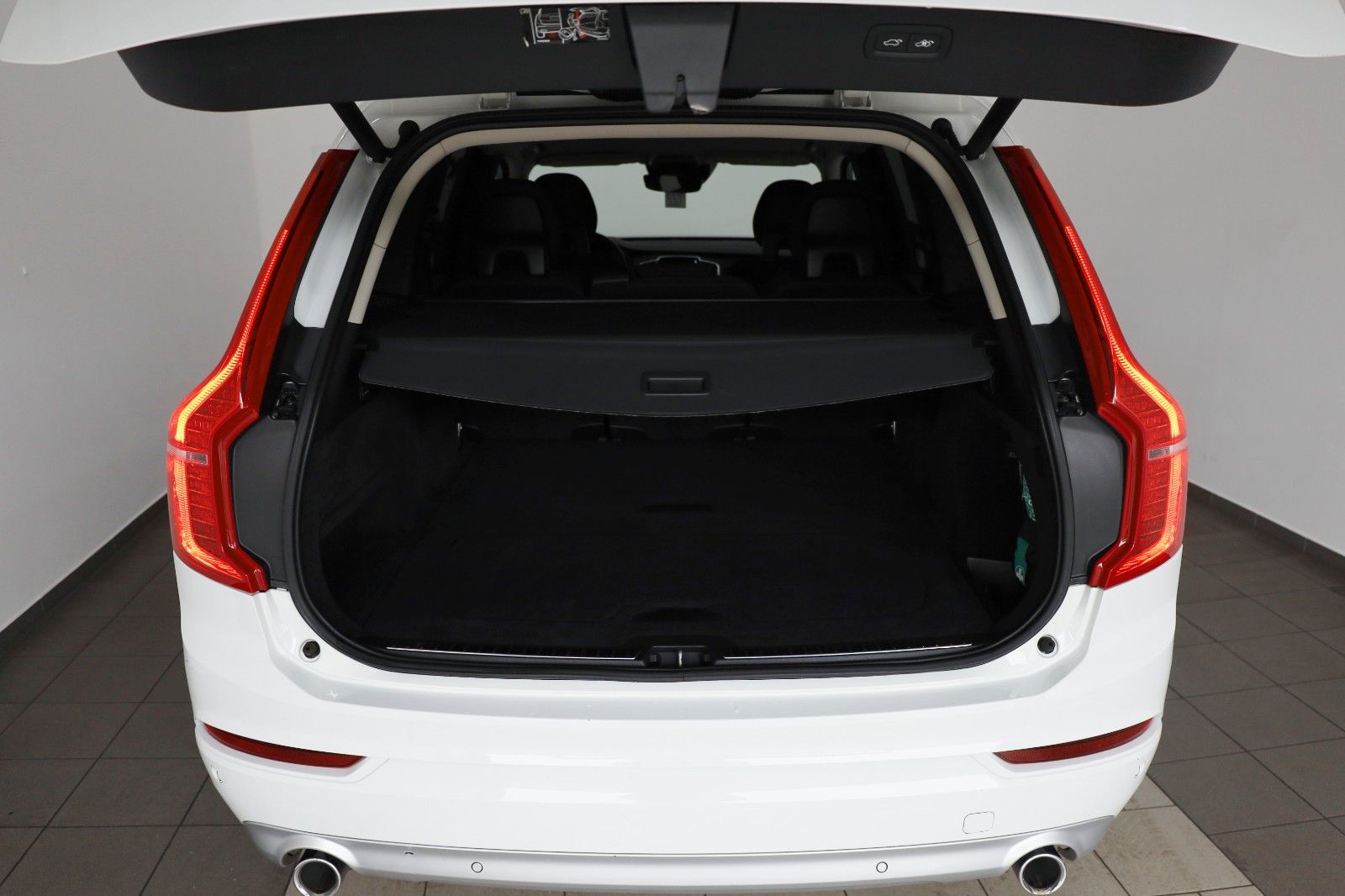 Fahrzeugabbildung Volvo XC90 Momentum AWD, Kamera, Navi, LED