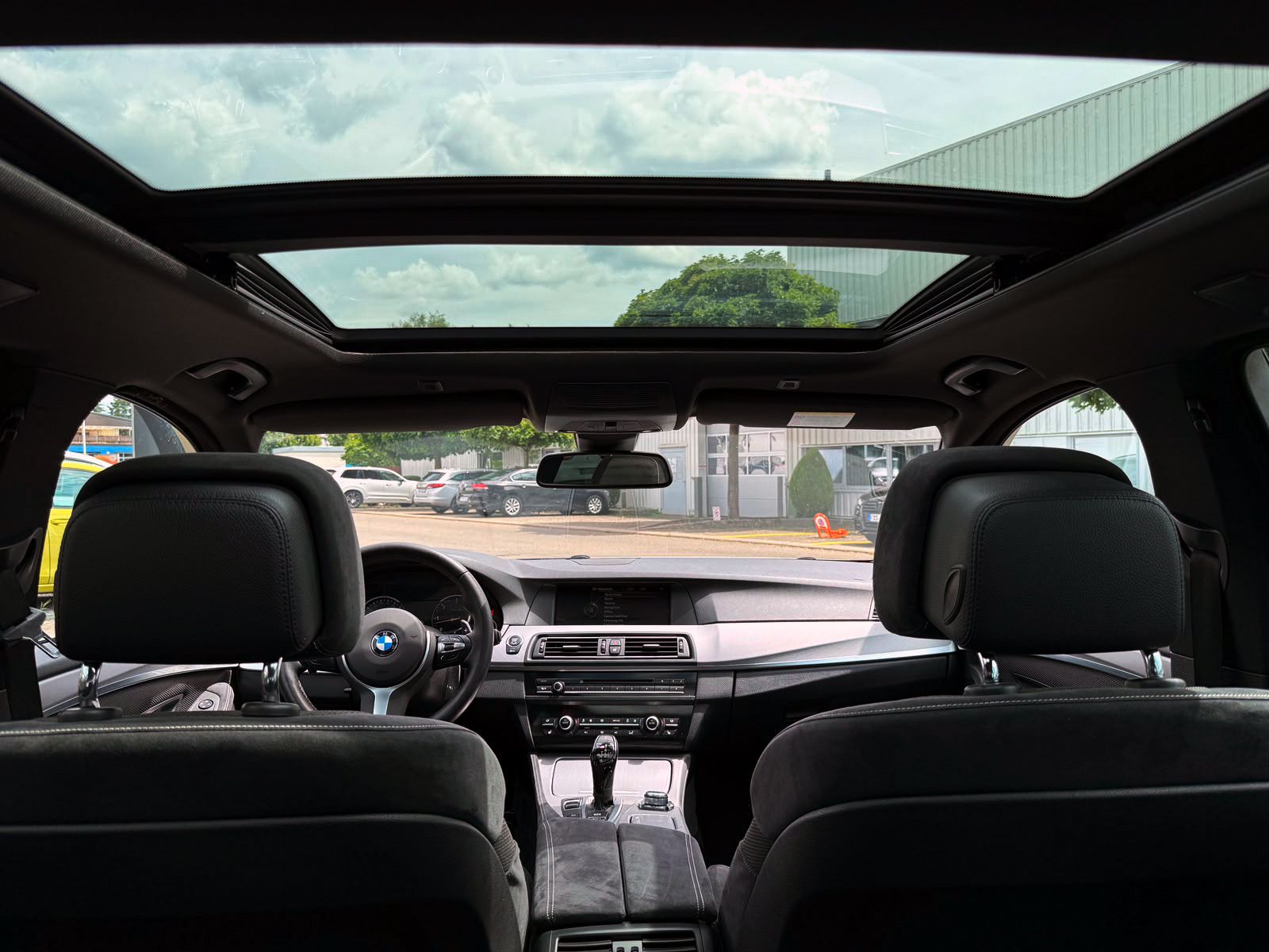 Fahrzeugabbildung BMW 530d Touring xDrive M-Sport PDC PANO SHZ AHK BT