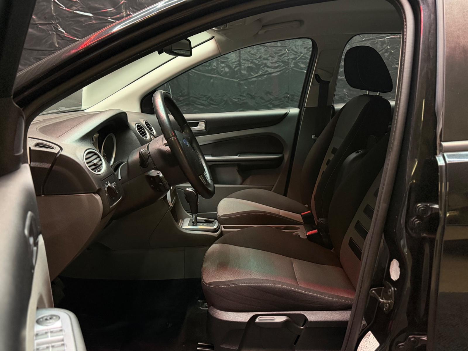 Ford Focus 2010 — photo 17