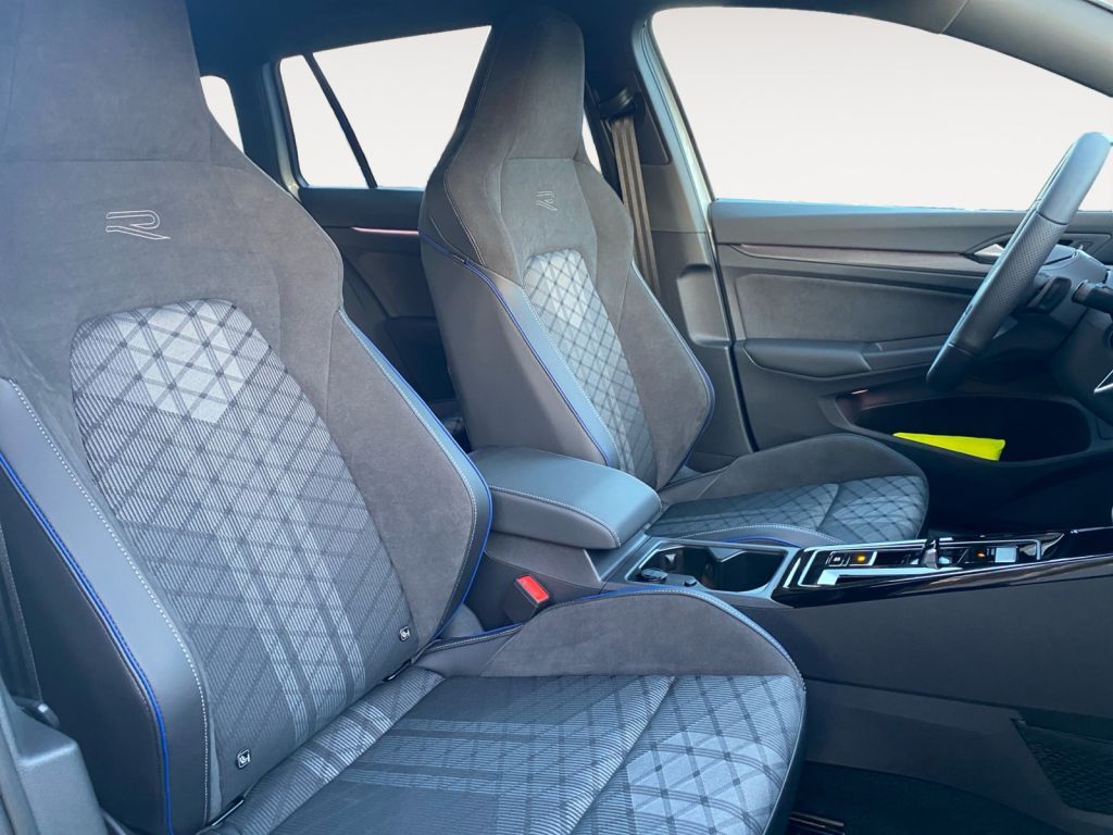 Fahrzeugabbildung Volkswagen Golf Var. 2.0 TDI SCR DSG R-Line *Anschlussgaran
