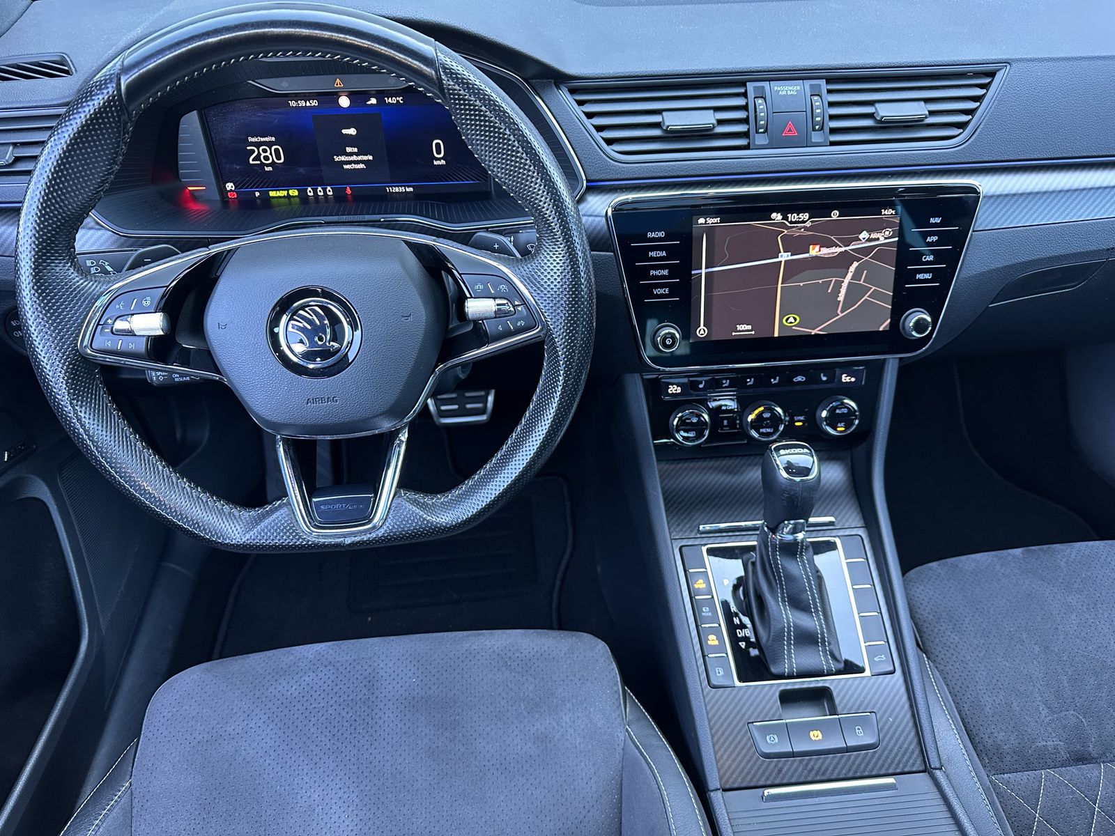 Fahrzeugabbildung SKODA Superb Sportline iV NAV+LED+AHK+PANO+CANTON+19ZO
