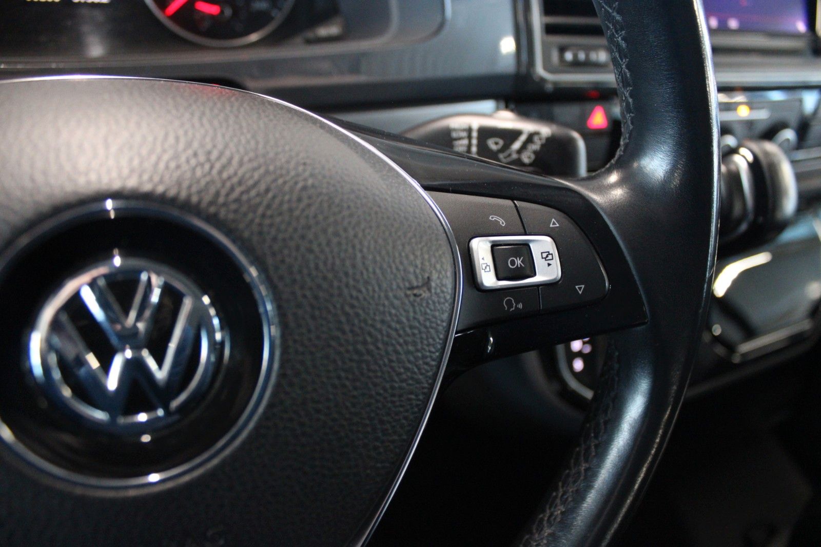 Fahrzeugabbildung Volkswagen T6 Multivan 2.0 TDi DSG Comfortline 7-Sitze AHK