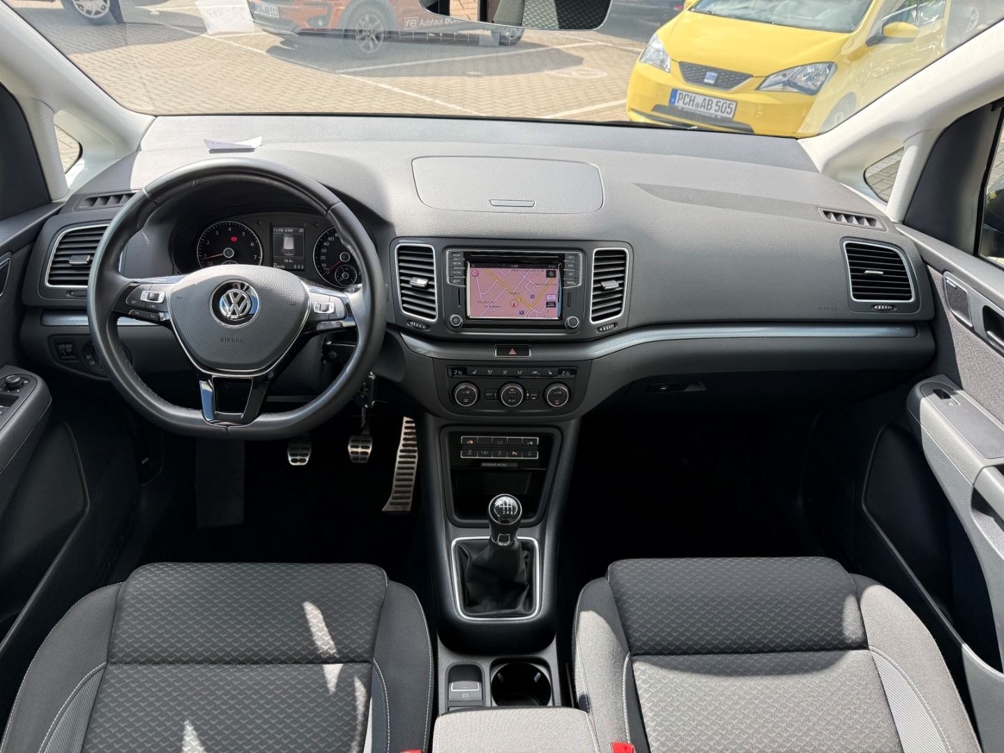 Fahrzeugabbildung Volkswagen Sharan Active Comfortline ACC SHZ Navi Dynau Bi-