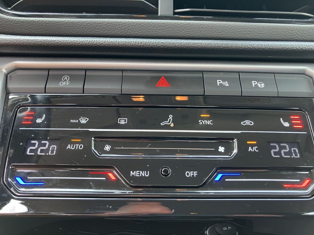 Fahrzeugabbildung Volkswagen T-Roc 1.5 TSI Life SITZH*NAVI*LED*KLIMAAUT*SITZH
