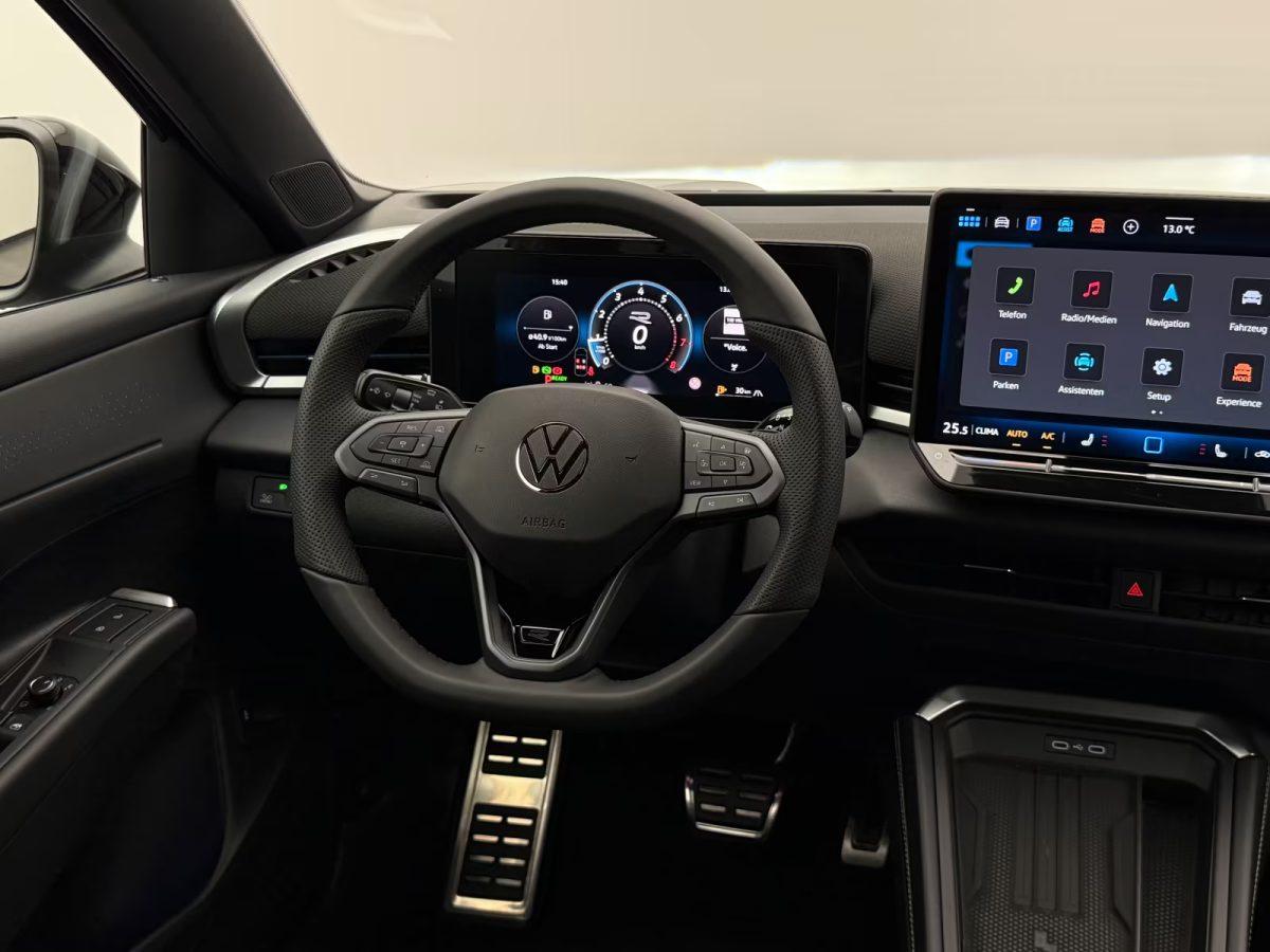 Volkswagen T-Roc 1.5 eTSI DSG R-Line +BLACK-STYLE+CAM+AHK+