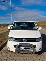 Volkswagen T5 Multivan mit zahlreichen Extras - weiße Volkswagen T5 Multivan