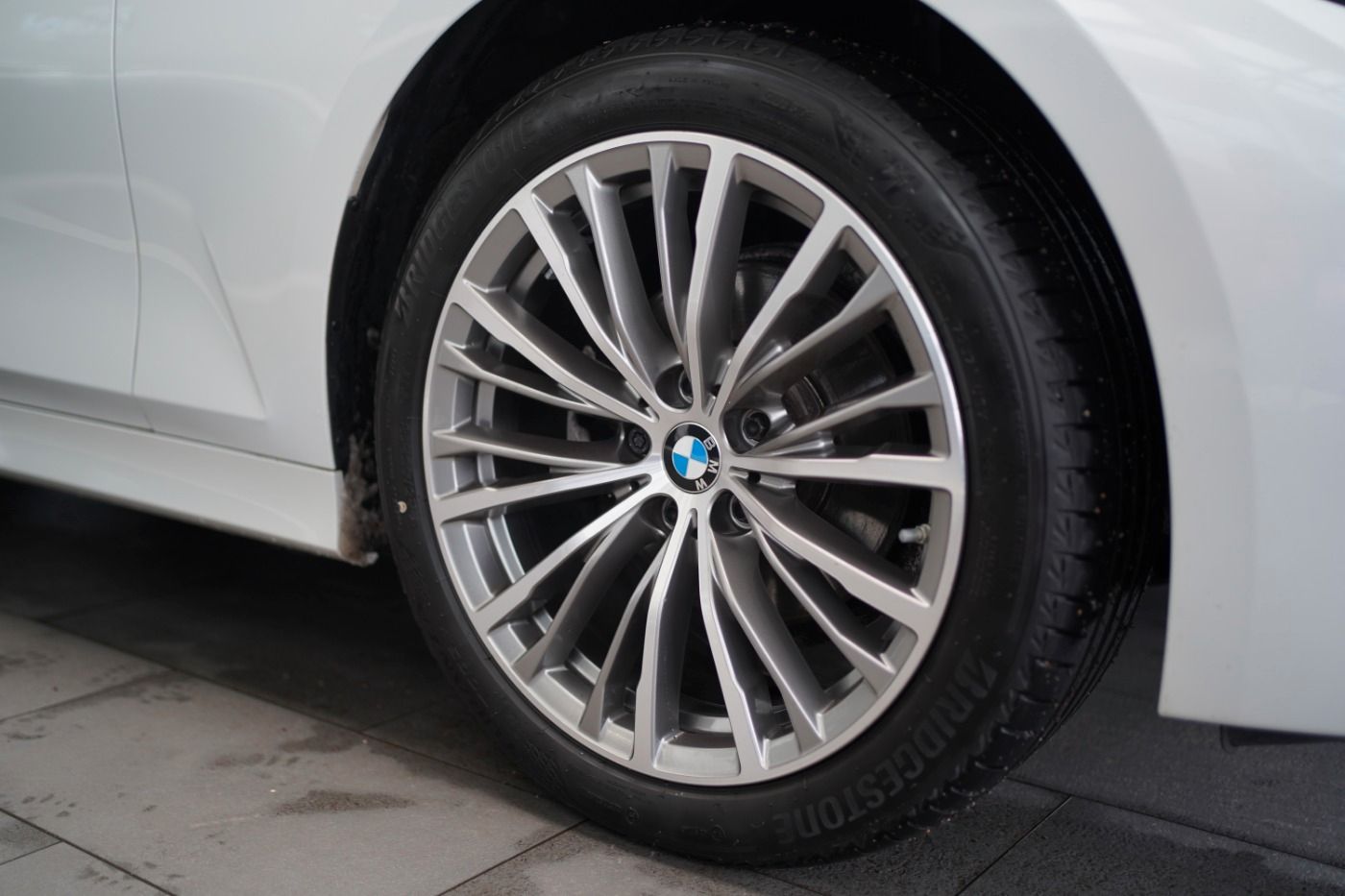 Fahrzeugabbildung BMW 320d Advantage +Driving Assistant+Komfortzugang