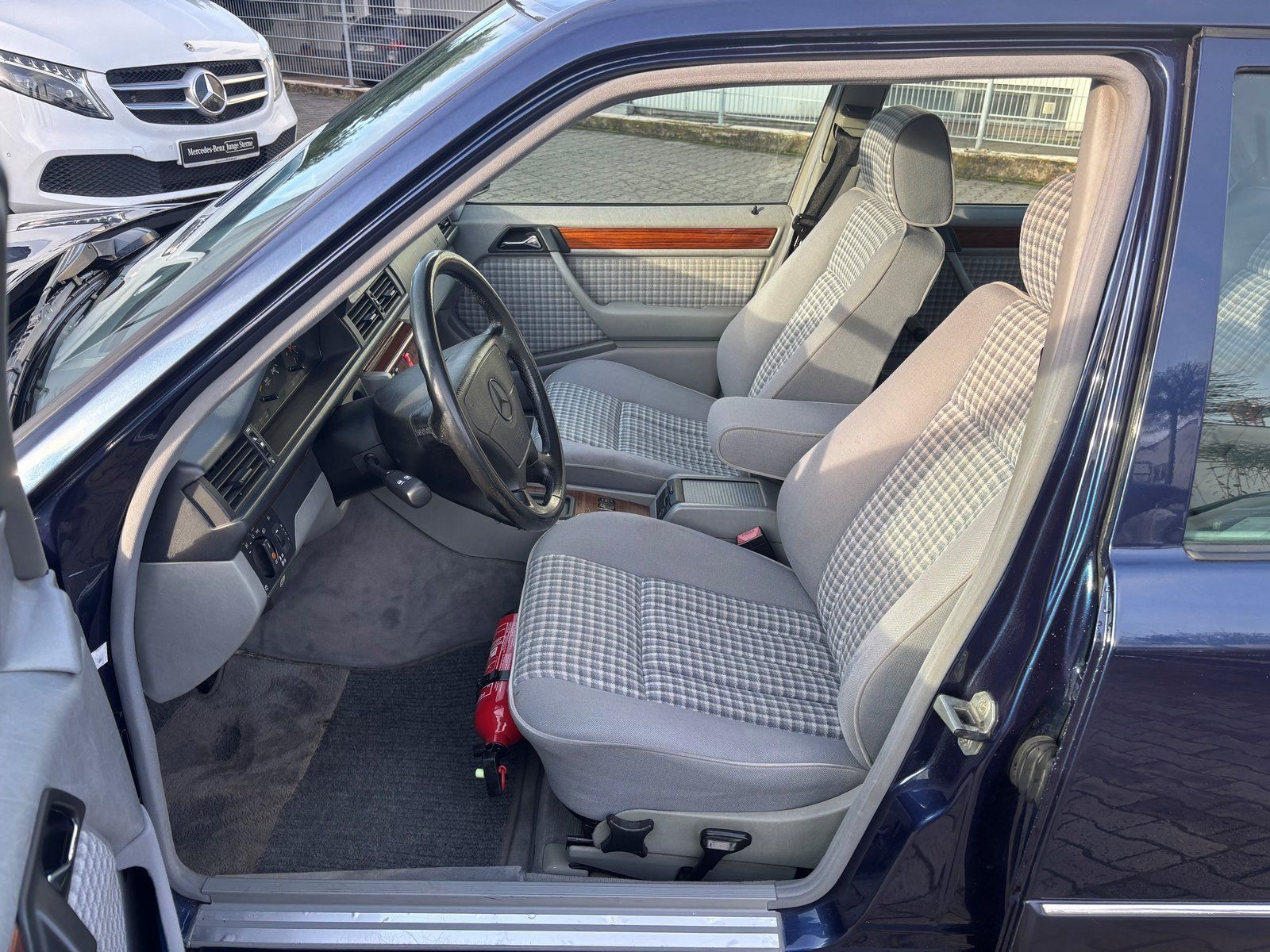 Fahrzeugabbildung Mercedes-Benz E 220 SCHIEBEDACH*KLIMA*SITZHEIZUNG*AUTOMATIK