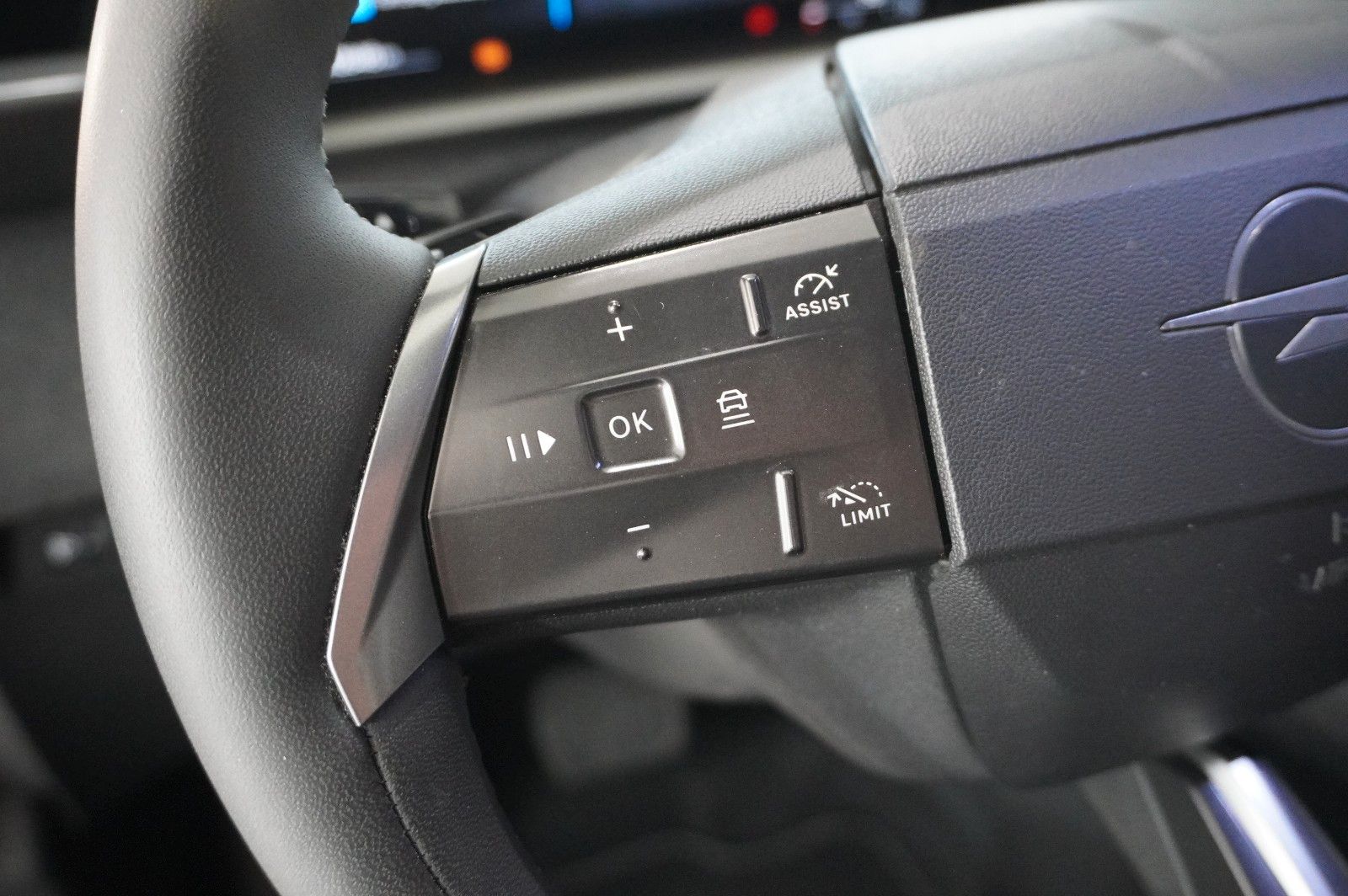 Fahrzeugabbildung Opel Grandland 1.2 48V HYBRID EDIT. NAVI/LED/KAMERA