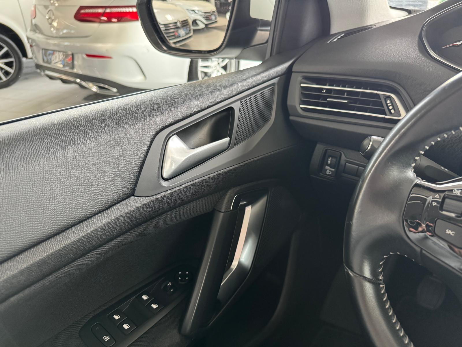 Peugeot 308 Style *Panorama*Kamera*CarPlay*Navi*SHZ*PDC*