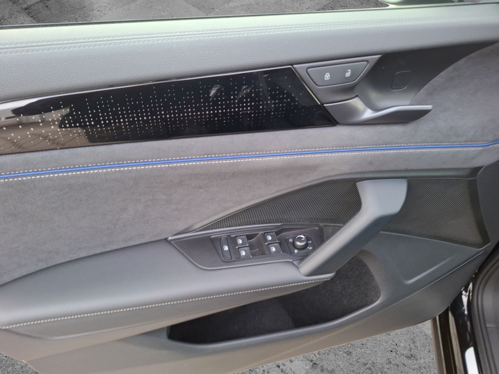 Fahrzeugabbildung Volkswagen Tayron TDI R-Line DSG 4M Matrix AHK Navi AID HUD