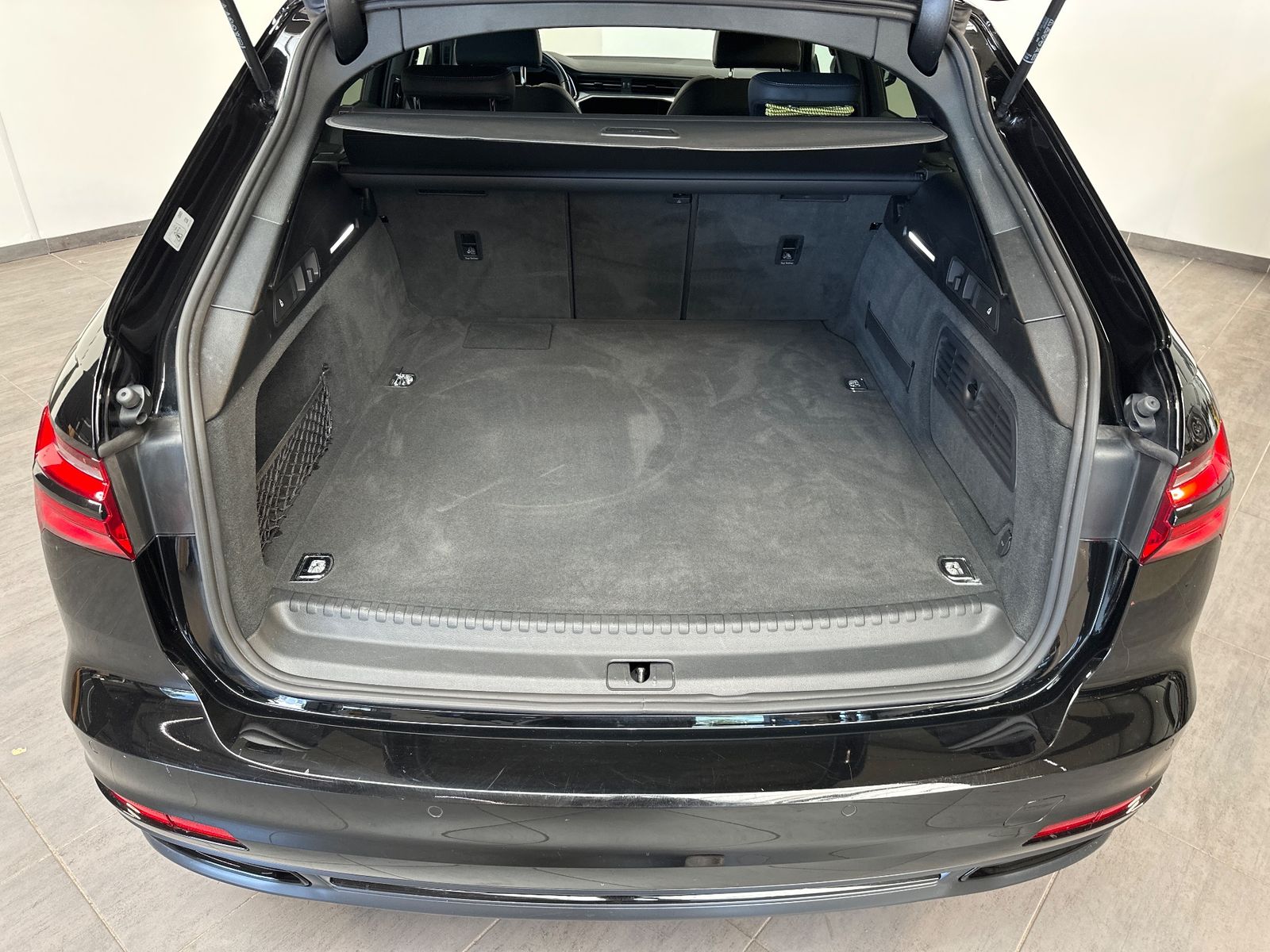Fahrzeugabbildung Audi A6 Avant 50 TFSIe Qu S-Line Black NAV+LED+19ZOLL