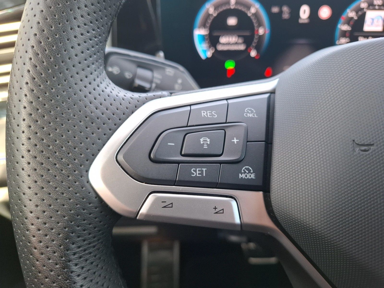 Fahrzeugabbildung Volkswagen Tiguan TDI R-Line DSG LEDplus AHK Navi AID ACC R