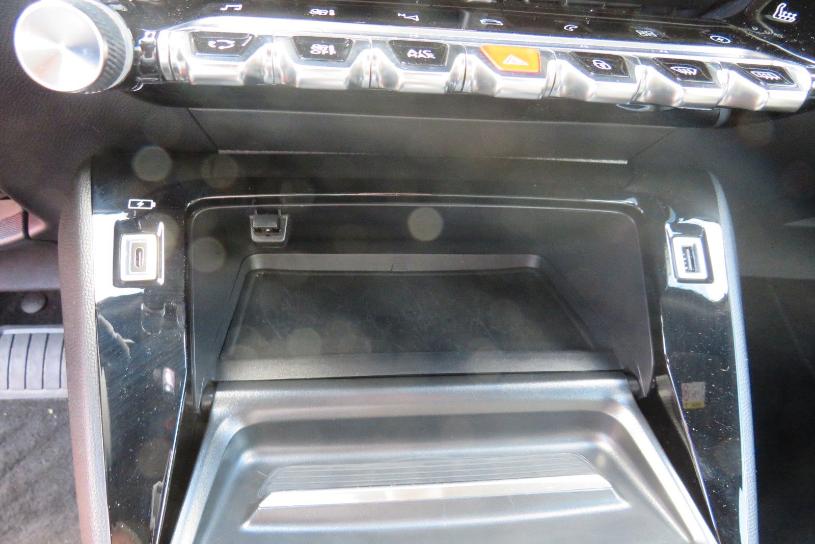 Fahrzeugabbildung Peugeot 2008 e- Allure Pack NAVI KAMERA ACC PDC SITZH 1H