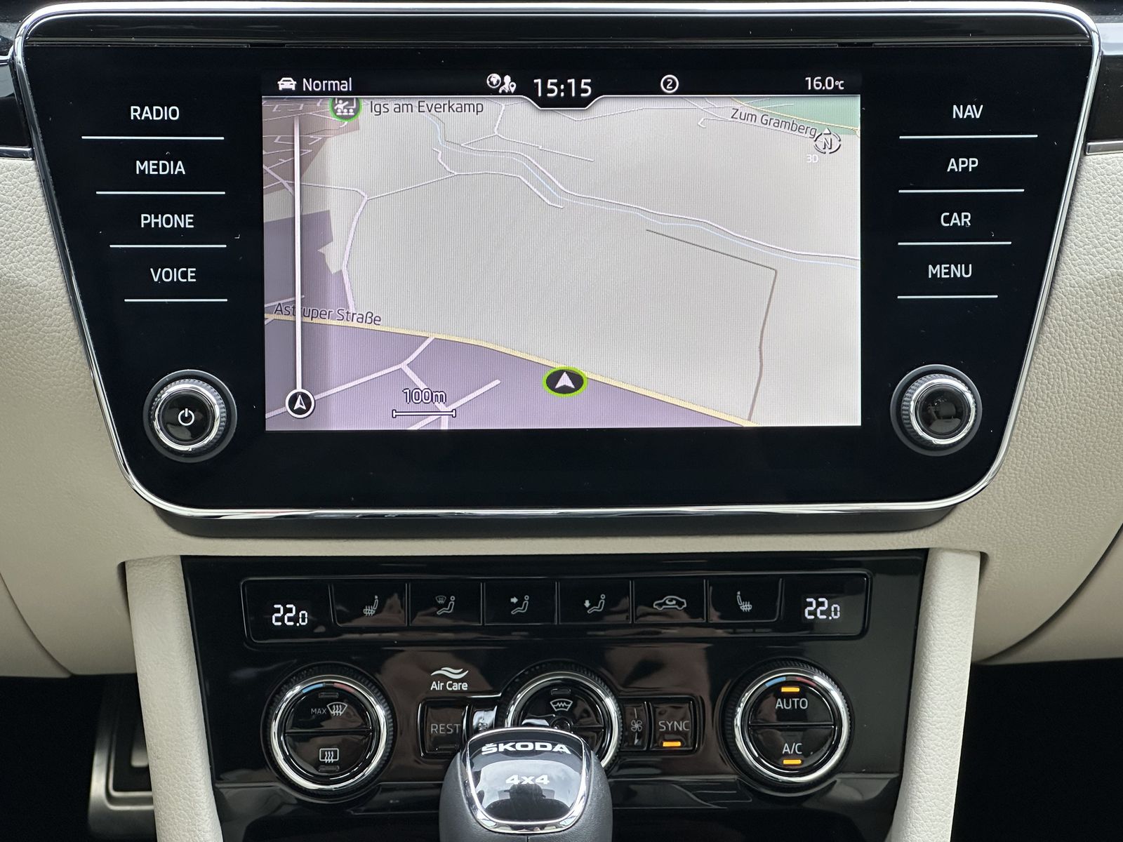 Fahrzeugabbildung SKODA Superb Combi 4x4 L&K NAV+MATRIX+ACC+PANO+CANTON