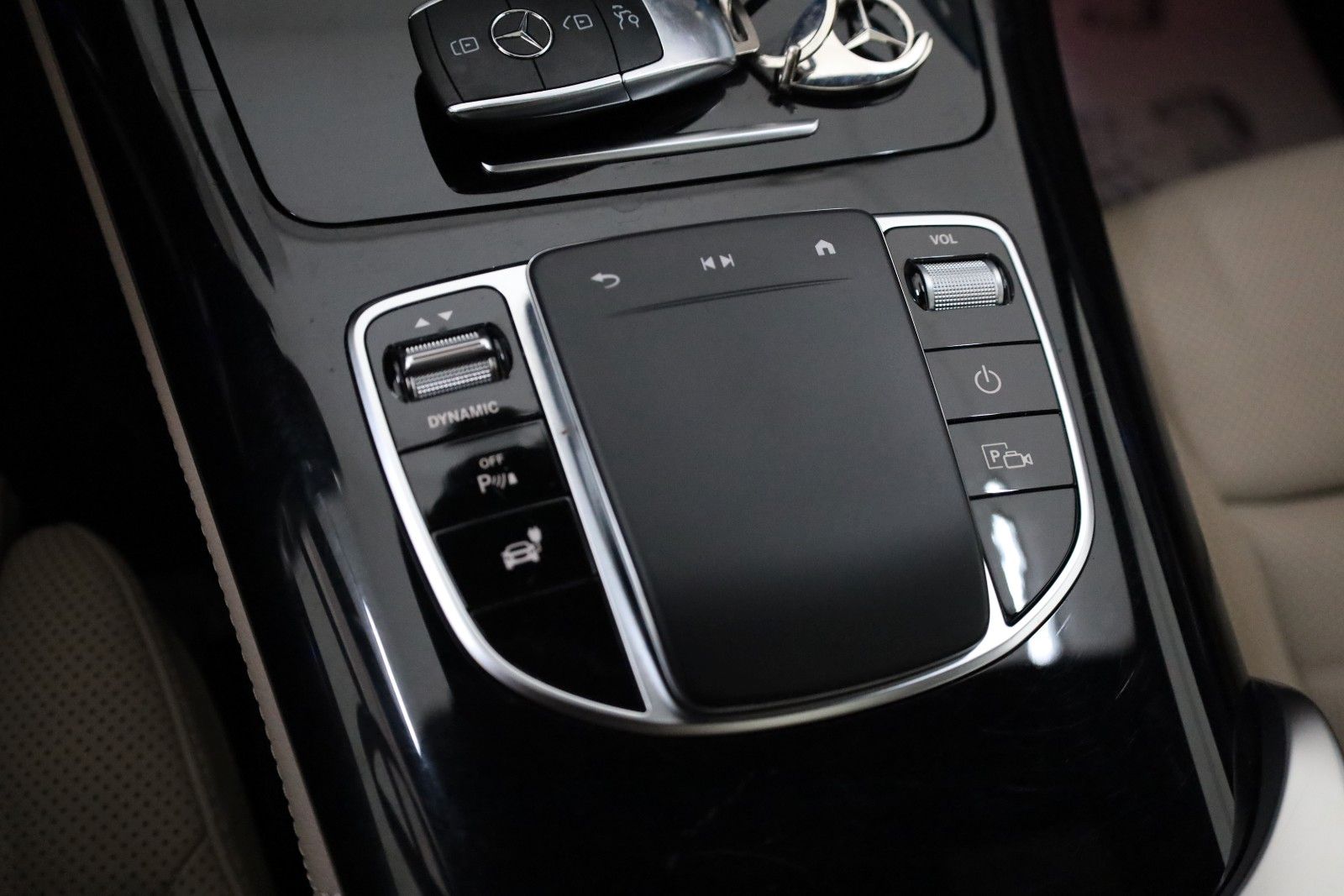 Fahrzeugabbildung Mercedes-Benz EQC 400 4M,Leder,HUD,360°Kam.,SD,ACC,Sitzlüftung