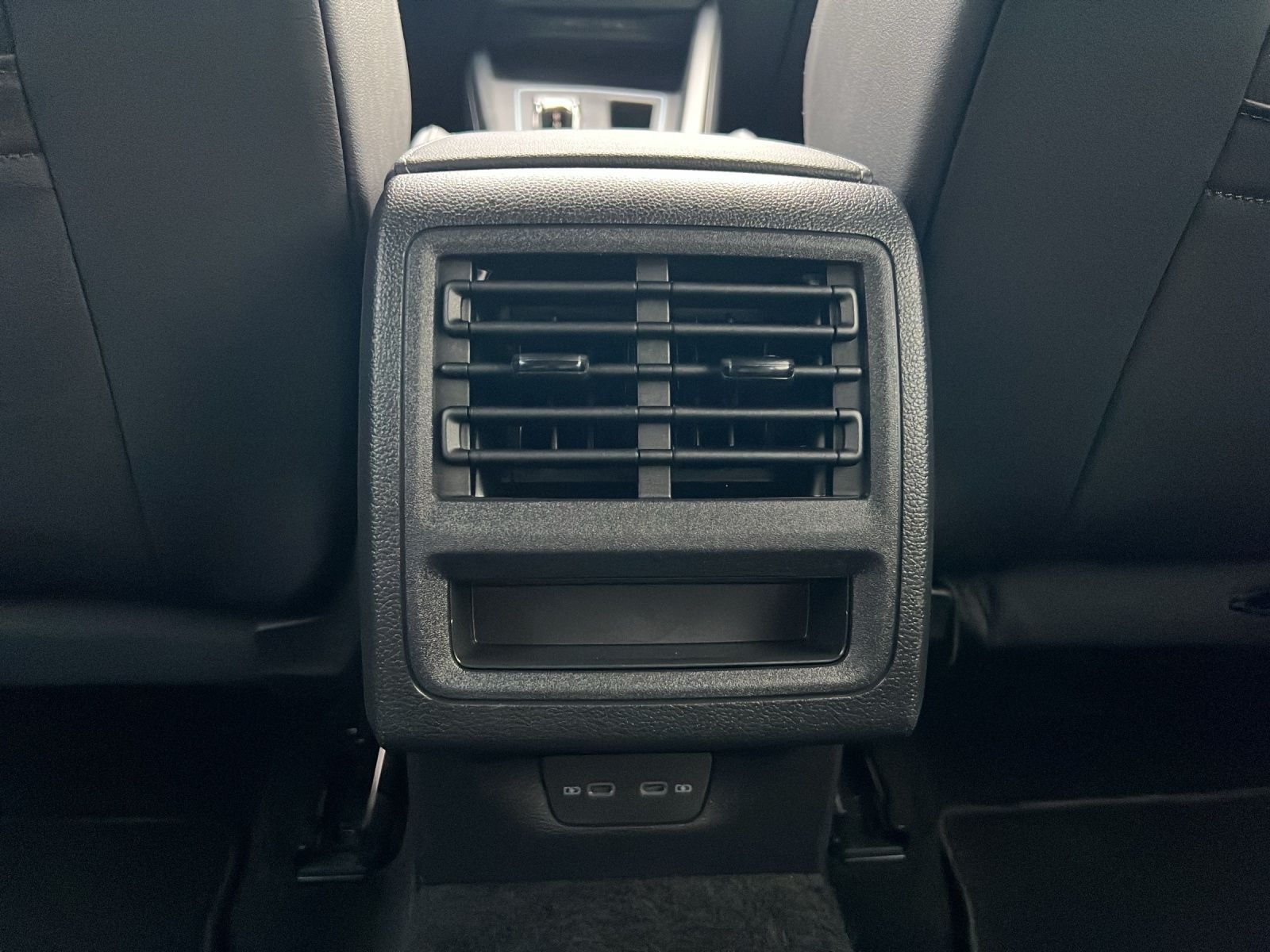 Golf VIII Variant R-Line 1.5 l eTSI DSG AHK*Navi