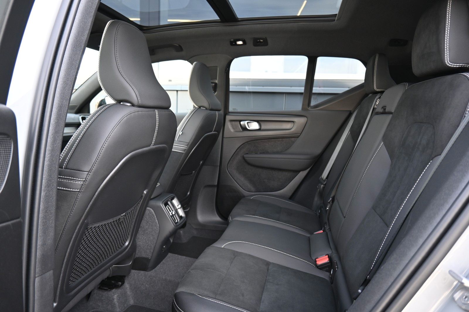 Fahrzeugabbildung Volvo XC40 B4 Plus Dark*LED*PANO*360*STHZ*H&K*DAB*BLIS