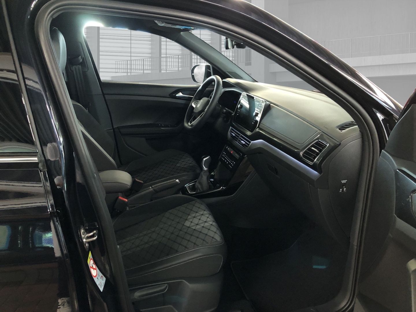 Fahrzeugabbildung Volkswagen T-Cross R-Line 1.0 TSI Sportpaket AHK-abnehmbar