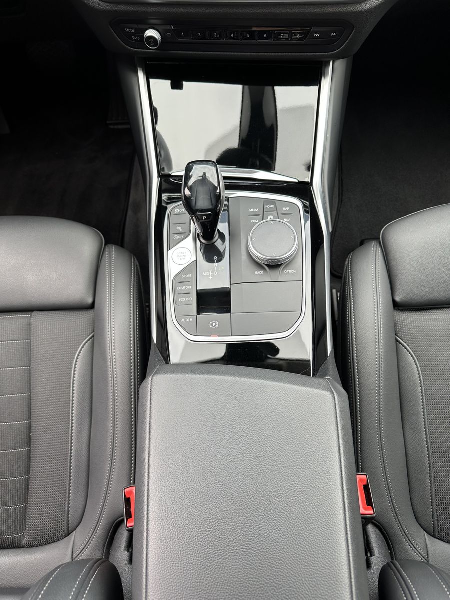 Fahrzeugabbildung BMW 320i Touring Sport-Line NAV+LED+TEMPOMAT+KAMERA